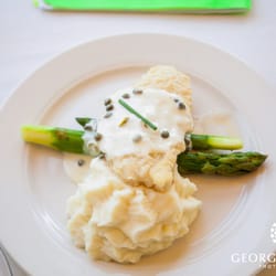 Canterwood Country Club - Who says wedding food has to be boring? George Street Photography captured the Canterwood Chicken with garlic whipped potatoes and asparugus