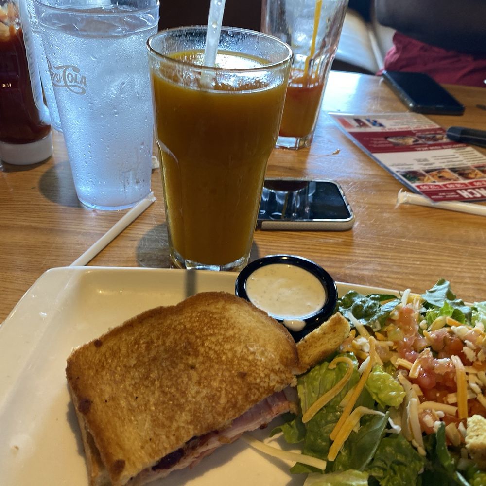 Applebee's Grill + Bar - Lunch special and mango daiquiri - American Near Me - Ada, Oklahoma