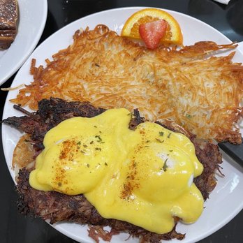 Sweet E's Cafe - Corn beef hash Benedict with hash brown - Cafes Near Me - Honolulu, Hawaii Sweet E's Cafe - Corn beef hash Benedict with hash brown - Cafes Near Me - Honolulu, Hawaii