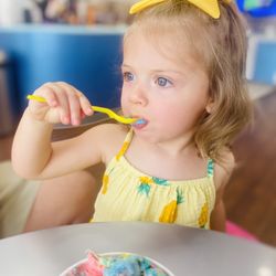 Ali approved frozen yogurt establishment.