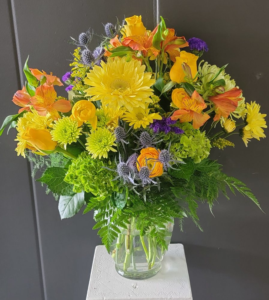 THE FLOWER LADY Updated August 2024 944 Portage Avenue, Winnipeg