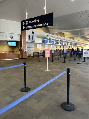Fresno Yosemite International Airport by null
