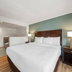 Comfort Inn Foxboro - Mansfield - Newly renovated king bed, with ergonomic desk for getting everything wrapped up at the end of the day