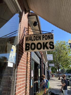 Walden Pond Books by null