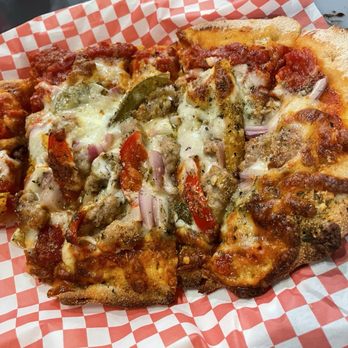 Des Pizza - A small Sgt Pepper pizza with Italian sausage, onions, and sweet peppers Roman style - Pizza Near Me - Des Plaines, Illinois Des Pizza - A small Sgt Pepper pizza with Italian sausage, onions, and sweet peppers Roman style - Pizza Near Me - Des Plaines, Illinois