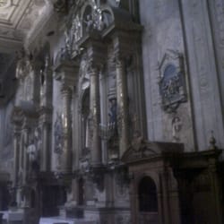 Basílica San José de Flores - La majestuosidad de sus altares laterales.