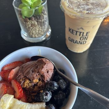 Kettle On Grand - Açaí and Ice Vanilla Latte with Oat - Coffee & Tea Near Me - Escondido, California Kettle On Grand - Açaí and Ice Vanilla Latte with Oat - Coffee & Tea Near Me - Escondido, California