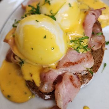 The Guesthouse Vienna - Eggs Benedict with double egg and ham - Brasseries Near Me - Vienna, 9