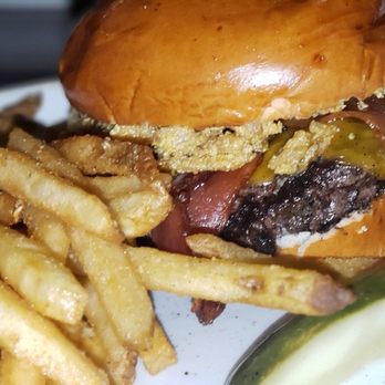 Gus's Barbecue - Burger with bacon - Barbeque Near Me - South Pasadena, California Gus's Barbecue - Burger with bacon - Barbeque Near Me - South Pasadena, California