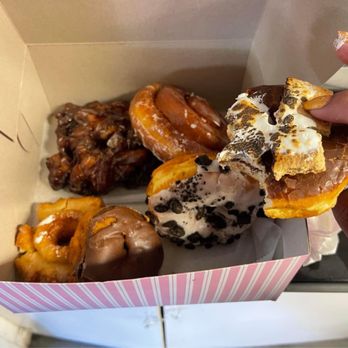 Happy Donuts - Donuts! Apple Fritter, Cinnamon Roll, s'mores, old fashioned, cream filled, Oreo - Donuts Near Me - Oakland, California Happy Donuts - Donuts! Apple Fritter, Cinnamon Roll, s'mores, old fashioned, cream filled, Oreo - Donuts Near Me - Oakland, California