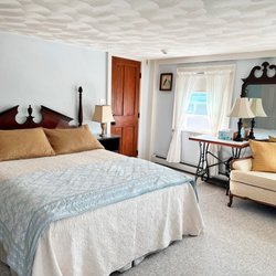 Northey Street House - The Appleton Room, our second, spacious historic room on the third floor, with Federal style 6'8" ceilings built in 1809.