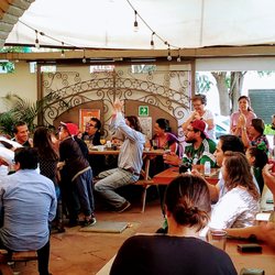Consejo Cervecero Tasting Room - Patio con buen ambiente