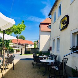Kaffeestube am Roßmarkt - Hier sitzt man auch Mittags schön im Schatten.