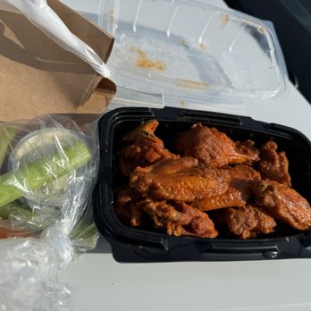 Duff's Famous Wings - 10 piece medium - American Near Me - Amherst, New York Duff's Famous Wings - 10 piece medium - American Near Me - Amherst, New York