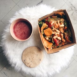 Déjeuner à emporter ! Salade de nouilles et légumes, jus maison et cookie vegan !