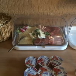 Gasthof und Hotel Roter Hirsch - Frühstück wie man es sich wünscht. Kaffee, Tee,Saft, Wurst, Käse, Eier, verschiedenes Brot, Joghurt...ständig aufgefüllt.