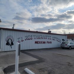 El Restaurante Azteca - Exterior taken from parking lot