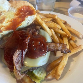 Canadian Honker - Bacon Cheeseburger with Gouda - Breakfast & Brunch Near Me - Rochester, Minnesota Canadian Honker - Bacon Cheeseburger with Gouda - Breakfast & Brunch Near Me - Rochester, Minnesota