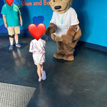 Mississippi Aquarium - Picture with Mascot - Aquariums Near Me - Gulfport, Mississippi