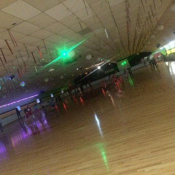 Thunderbird Roller Rink - Opposite skate. Lights dimmed and hour before closing! - Skating Rinks Near Me - Plano, Texas