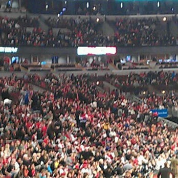 United Center - Full house for the Bulls! - Stadiums & Arenas Near Me - Chicago, Illinois United Center - Full house for the Bulls! - Stadiums & Arenas Near Me - Chicago, Illinois