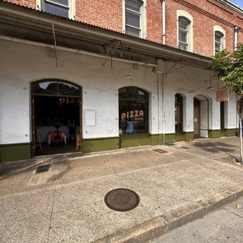 Pizza Mamo - Another View from the street - Pizza Near Me - Honolulu, Hawaii