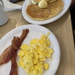 Huddle House - Southern Georgia Pecan Sweet Cakes