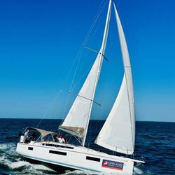Offshore Sailing School - Jeanneau 440 monohull yacht