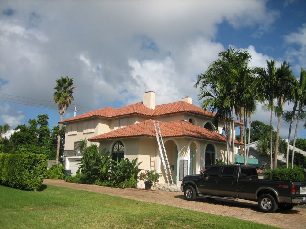 Slide of Leo Roofing & Construction