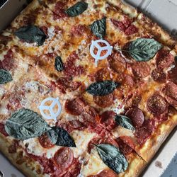 Vinni's Pizzarama - Grandma pie half pepperoni