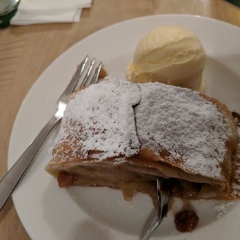 Huberbräu-Stüberl - Apple strudel with ice cream - Austrian Near Me - Kitzbühel, 7 Huberbräu-Stüberl - Apple strudel with ice cream - Austrian Near Me - Kitzbühel, 7