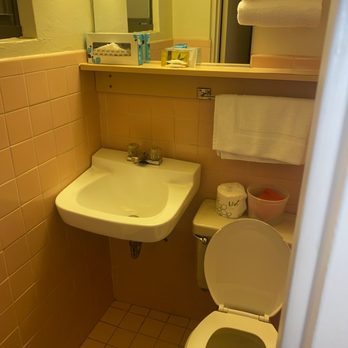 Cozy Inn - Restroom - Hotels Near Me - Cortez, Colorado