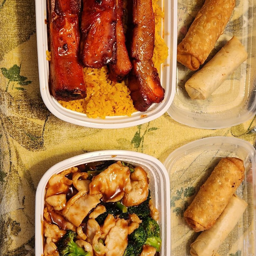 BBQ spare ribs with pork fried rice, egg roll & side spring roll. Chicken w/ broccoli & fried rice, egg roll, spring roll.