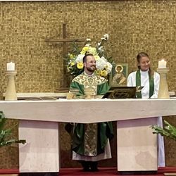 Christ Episcopal Church - Rev Cal celebrating a Sunday morning service