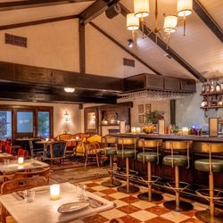 Bacari Sherman Oaks - Parlour Room - Indoor Lounge Dining