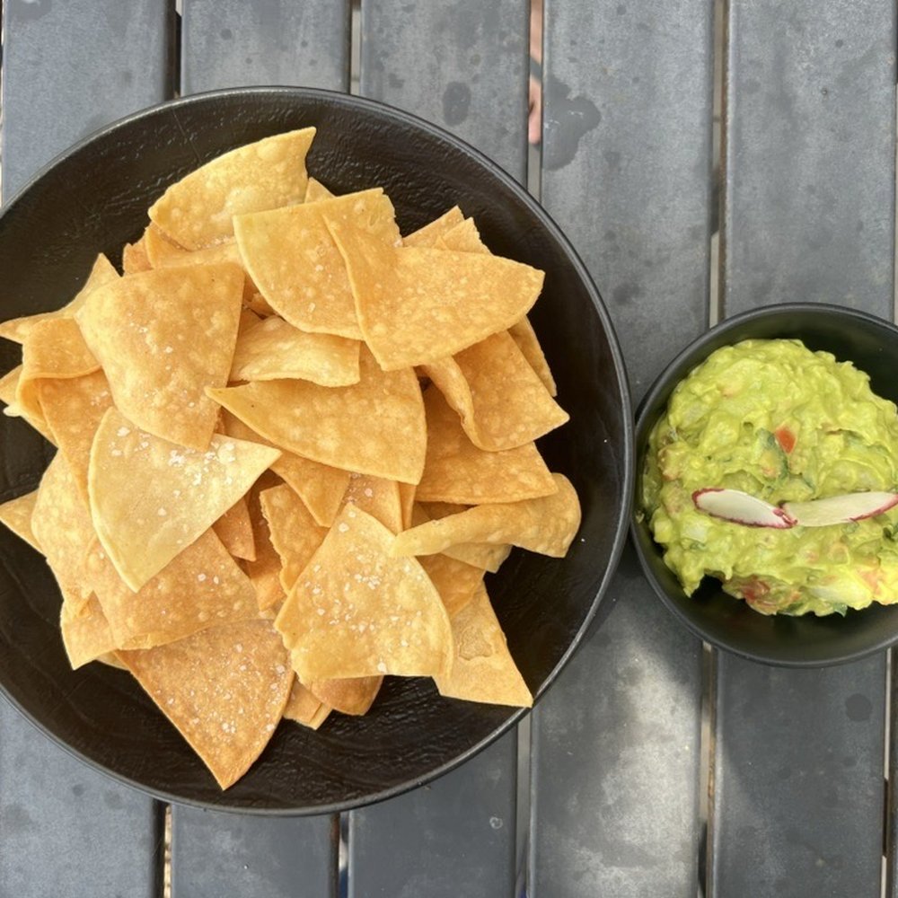 Que Vida Tacos Huntington Beach - guacamole & chips: homemade corn tortillas, avocado, jalapeños, onions, tomato, cilantro, like = $8.50 - Cocktail Bars Near Me - Huntington Beach, California Que Vida Tacos Huntington Beach - guacamole & chips: homemade corn tortillas, avocado, jalapeños, onions, tomato, cilantro, like = $8.50 - Cocktail Bars Near Me - Huntington Beach, California