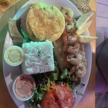 Simon Parilla - Fish Filet & Shrimp in Garlic Sauce -   Breaded swai filet & shrimp (6) in garlic sauce served with rice, salad and green plantains. - Colombian Near Me - Longwood, Florida