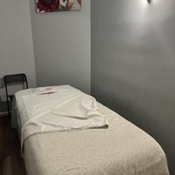 Sunny Day Spa - Such a comfy bed!
