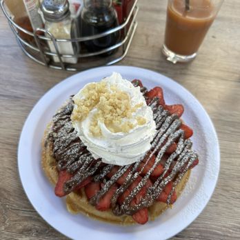 Eggs 'n Things Ko Olina - Fresh Strawberry Whipped Cream Waffle w/Nutella - American Near Me - Kapolei, Hawaii