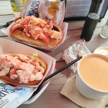 Travelin Lobster - Large Hot Lobster Roll, Small Classic Lobster Roll, Lobster Bisque - Seafood Near Me - Bar Harbor, Maine