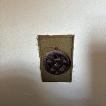 Economy Lighting and Electric - Outlet issue - Electricians Near Me - Camarillo, California Economy Lighting and Electric - Outlet issue - Electricians Near Me - Camarillo, California