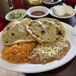 Taqueria El Molcajete - Gordita Dinner