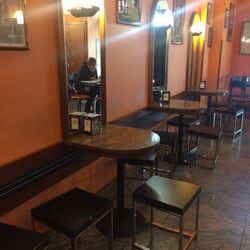 Interno vecchio stile con tavolino