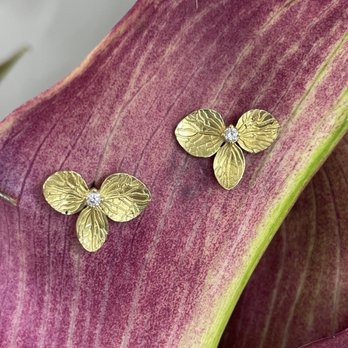 Ellie Thompson - 18k gold and diamond hydrangea blossom earrings, by Ellie Thompson - Jewelry Near Me - Chicago, Illinois Ellie Thompson - 18k gold and diamond hydrangea blossom earrings, by Ellie Thompson - Jewelry Near Me - Chicago, Illinois