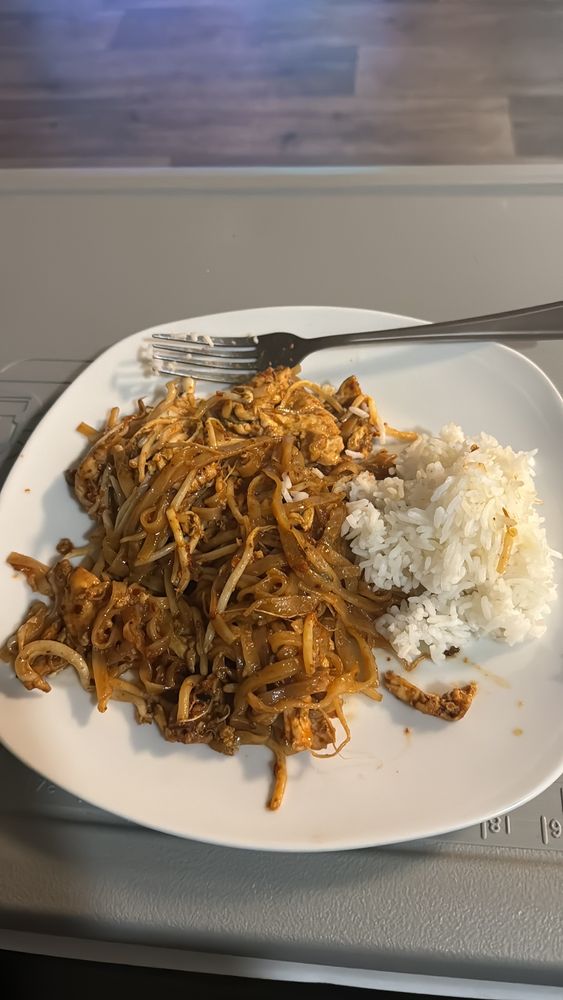 THAI CHILI 2GO Updated May 2024 138 Photos & 374 Reviews 21202 S