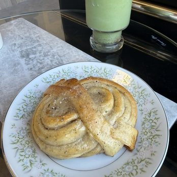 Hilite Coffee - Cardamom Bun, strawberry Matcha Latte - Coffee & Tea Near Me - Jacksonville, Florida Hilite Coffee - Cardamom Bun, strawberry Matcha Latte - Coffee & Tea Near Me - Jacksonville, Florida