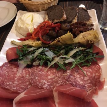 Cacio e Peppe - Super anti pasta platter. Fresh buratta, sundried tomatoes, onions , artichokes , roasted peppers , olives. Delicious I! - Italian Near Me - Paris, 75