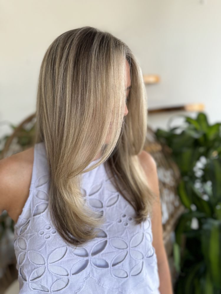 Ray of Blonde Salon Logo