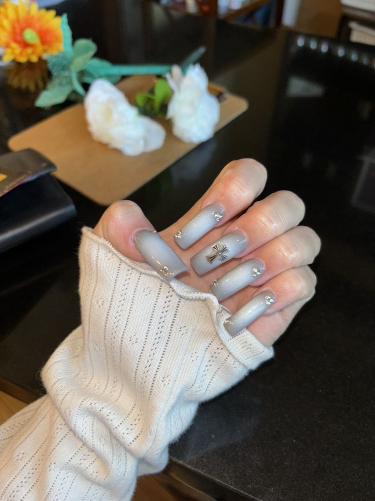 Chic Nail Lounge Logo