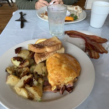 Sandpiper Cafe - Ham and tomato omelette with potatoes - Breakfast & Brunch Near Me - Juneau, Alaska